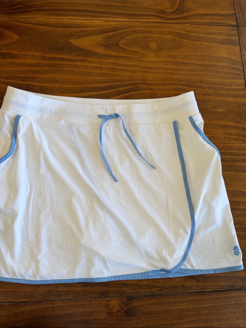 Tommy Bahama XL White Skort with Light Blue Trim and Drawstring